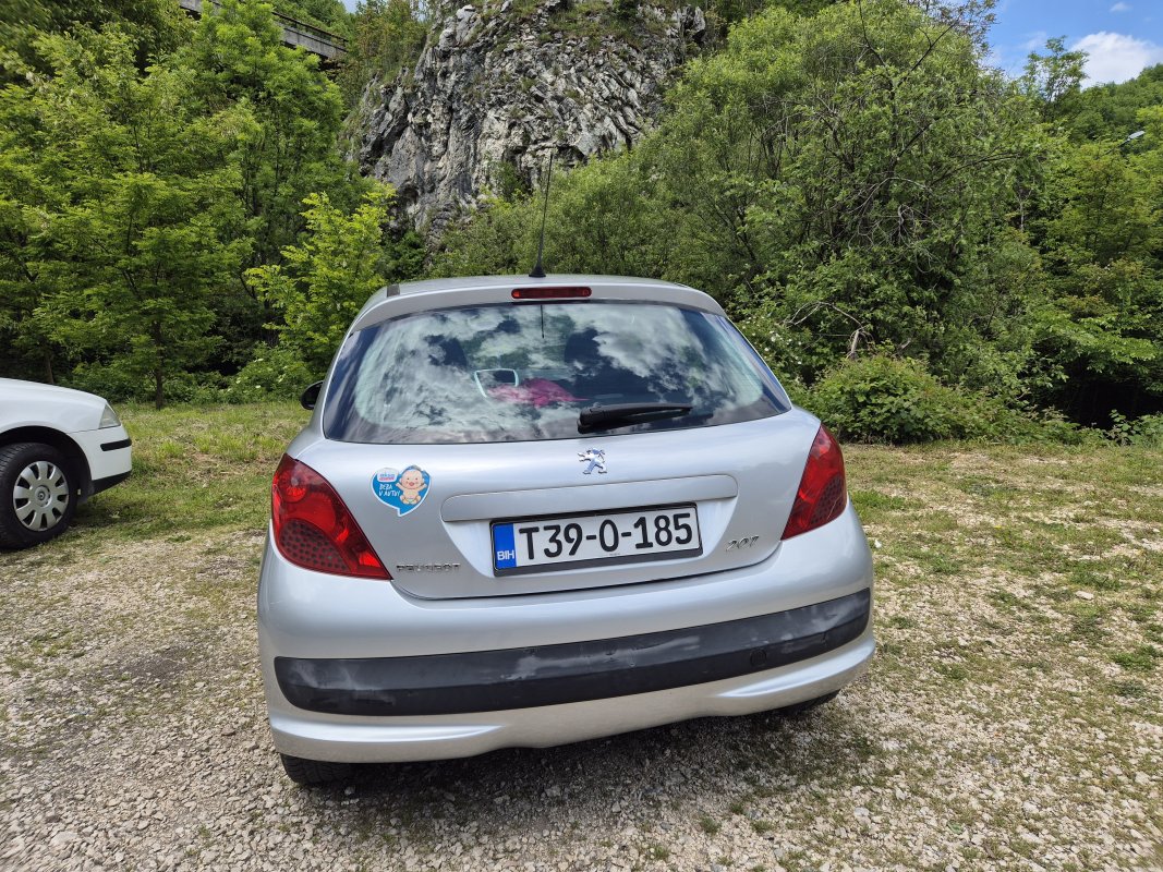Automobil