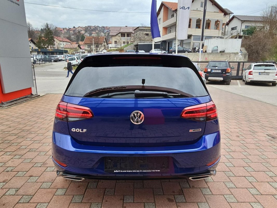 Automobil