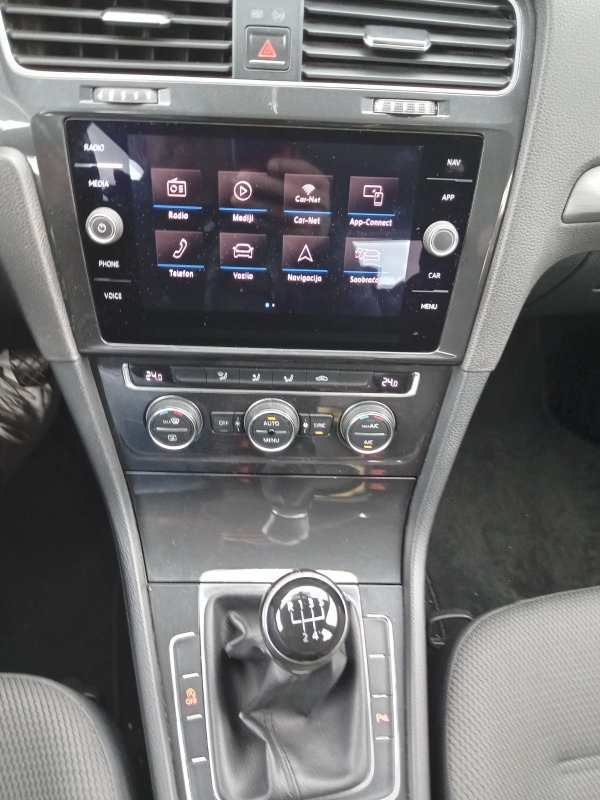 Automobil