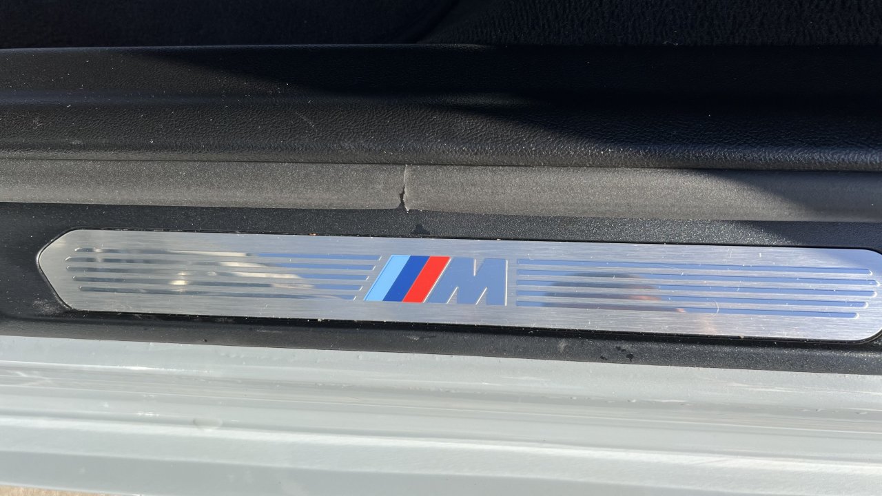 Automobil