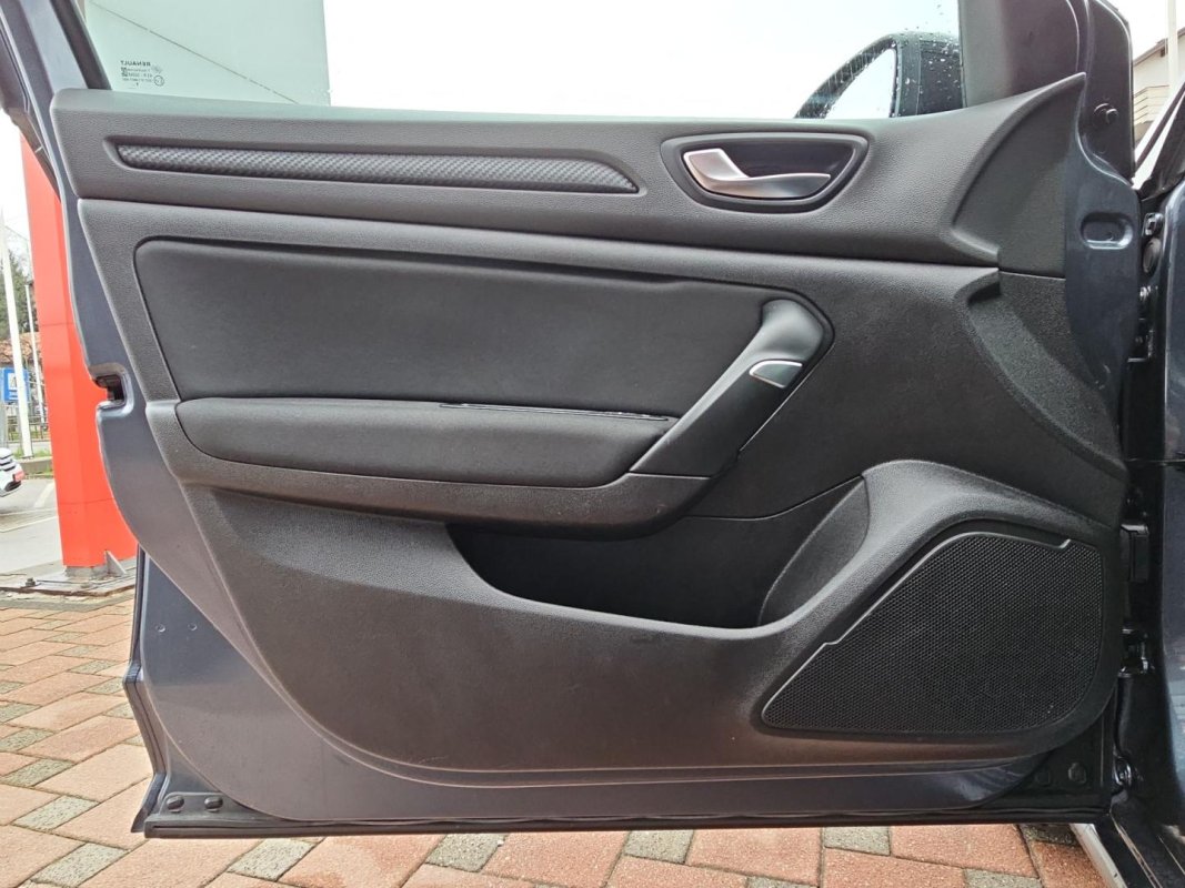 Automobil