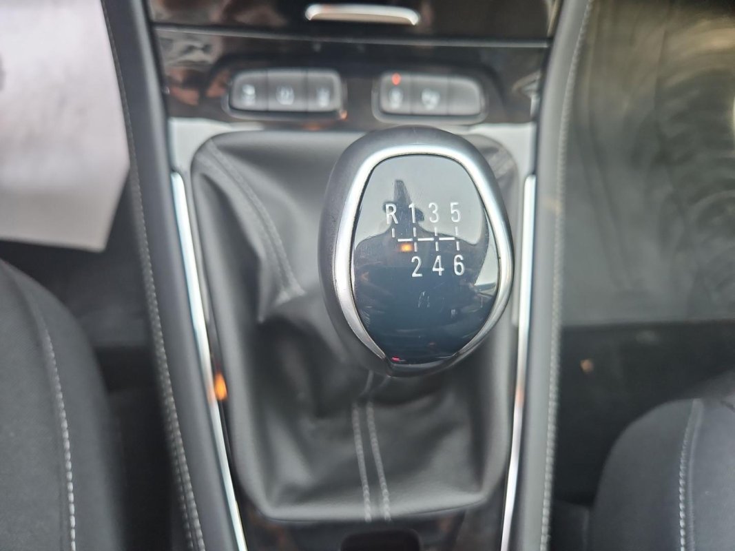 Automobil