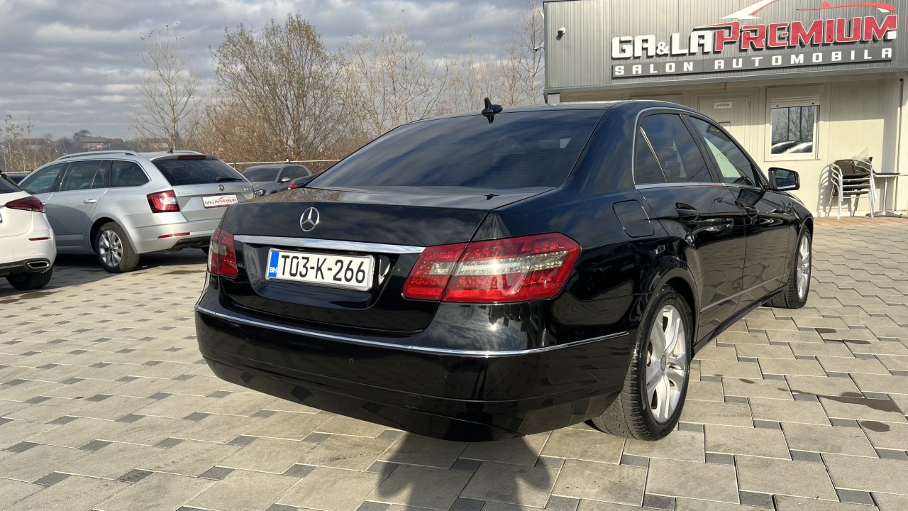 Automobil