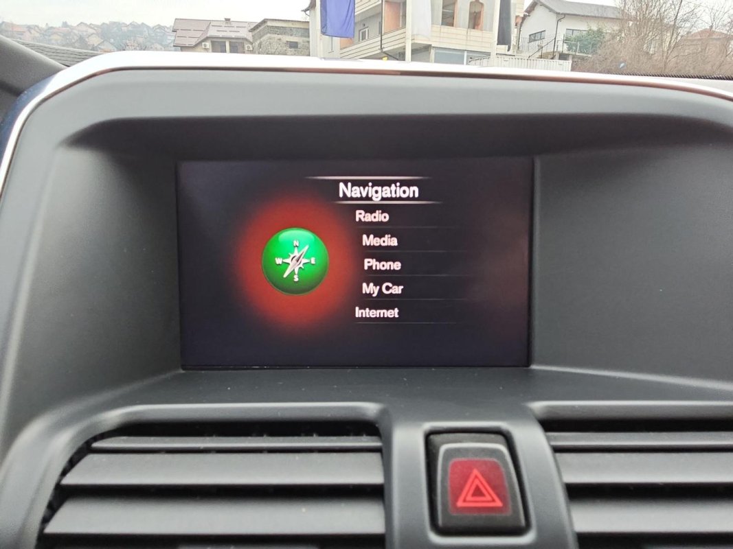 Automobil