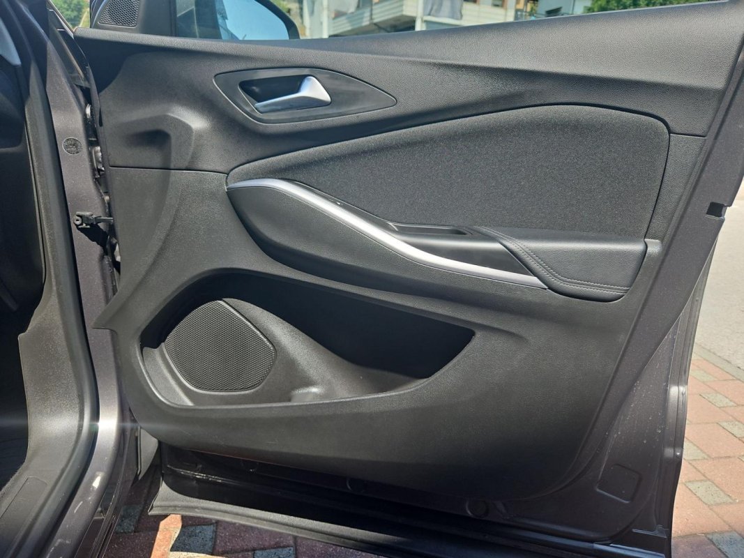 Automobil