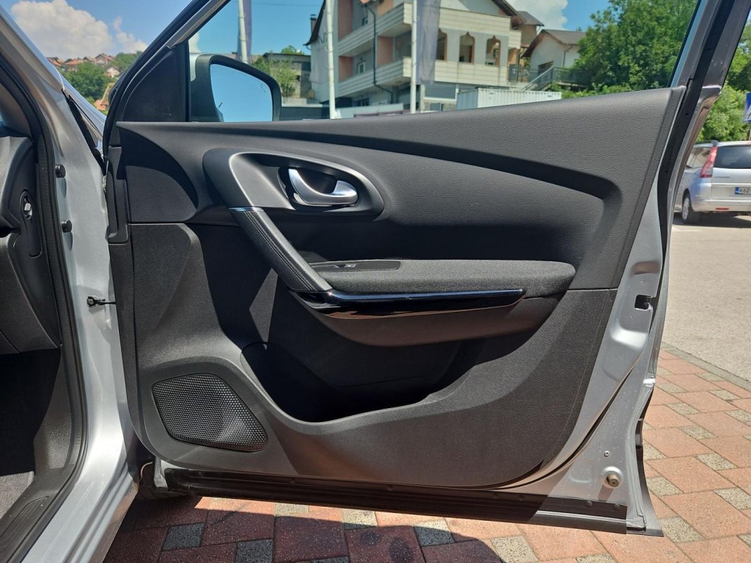 Automobil