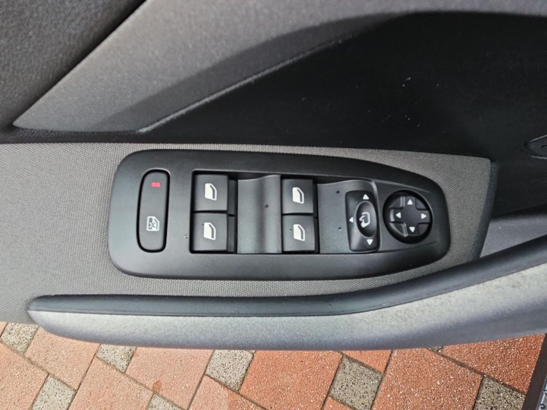 Automobil
