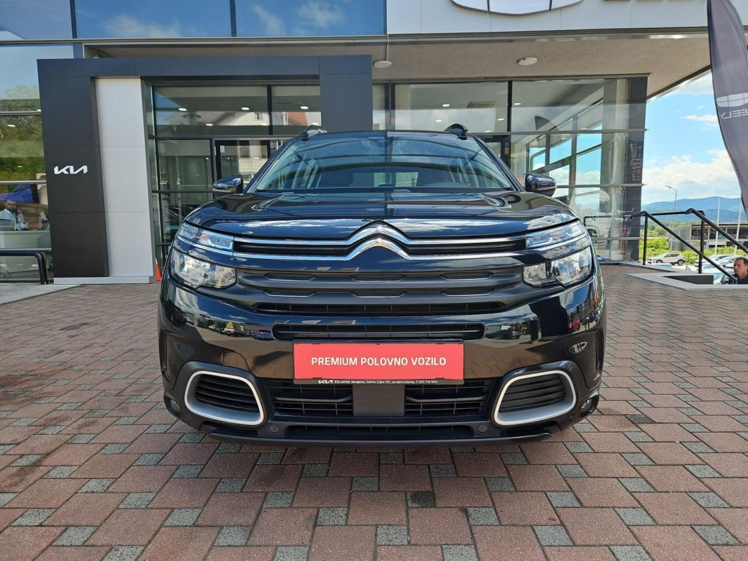 Automobil