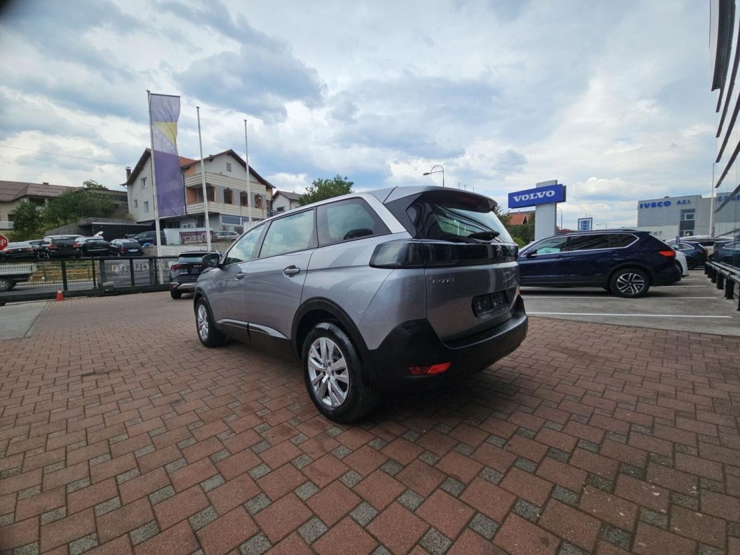 Automobil