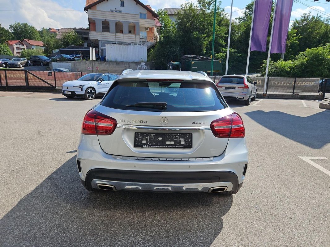 Automobil