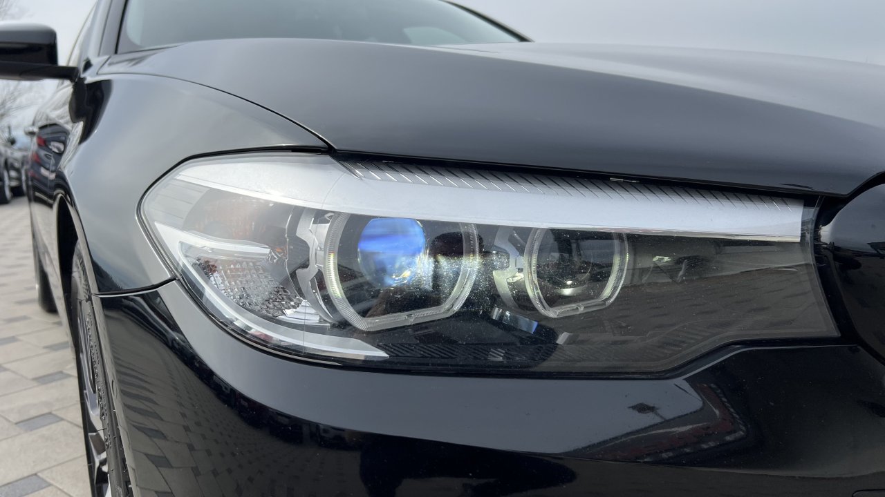 Automobil