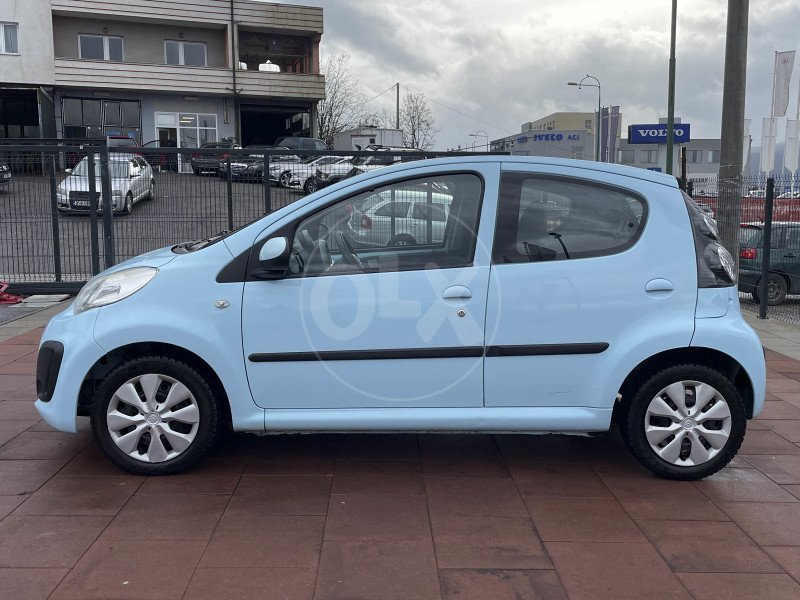 Automobil