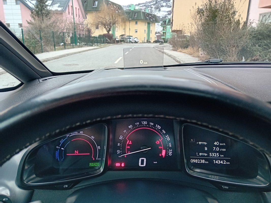 Automobil