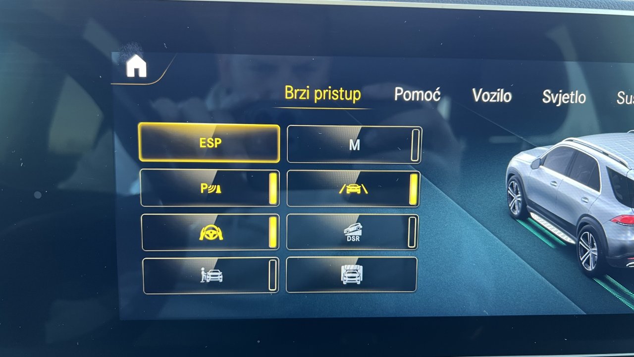 Automobil