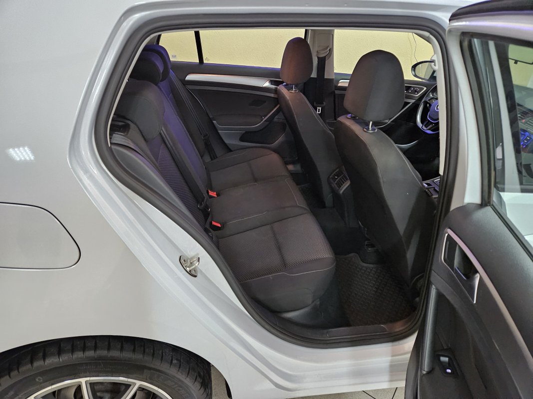 Automobil