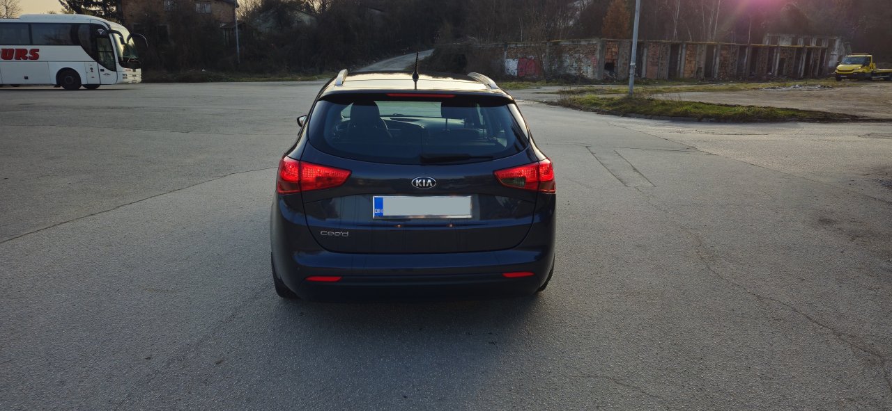 Automobil