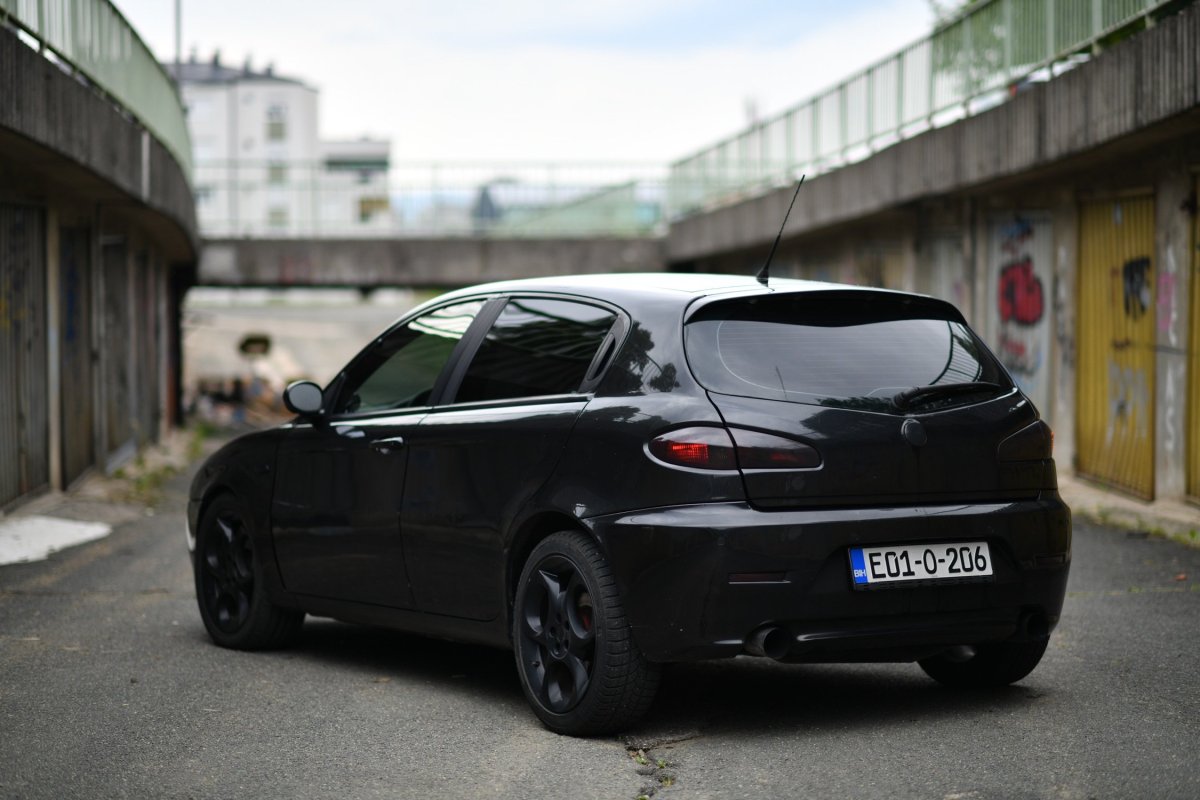 Automobil