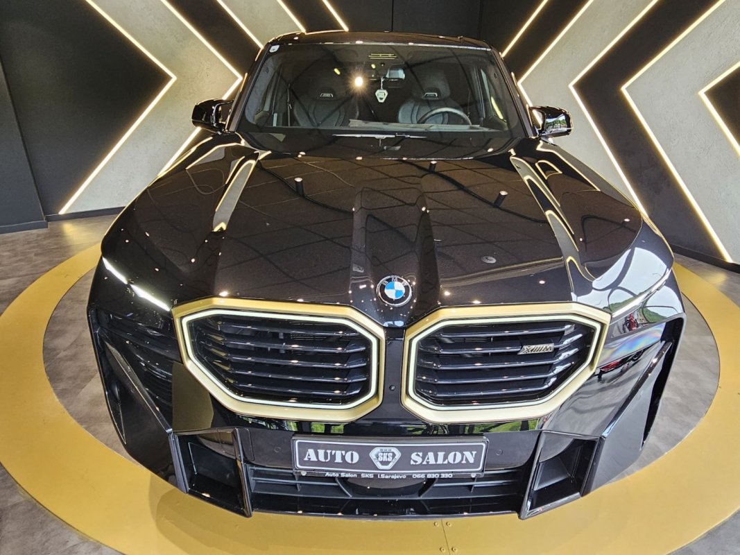 Automobil