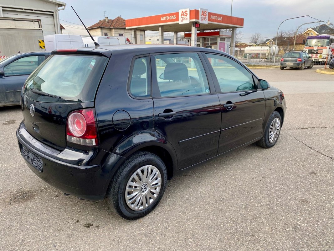 Automobil