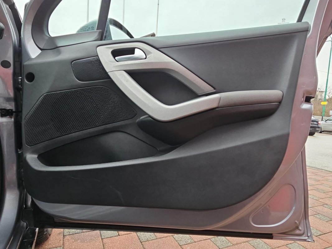 Automobil