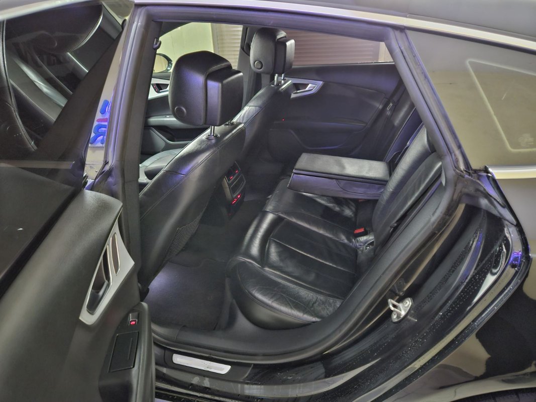 Automobil