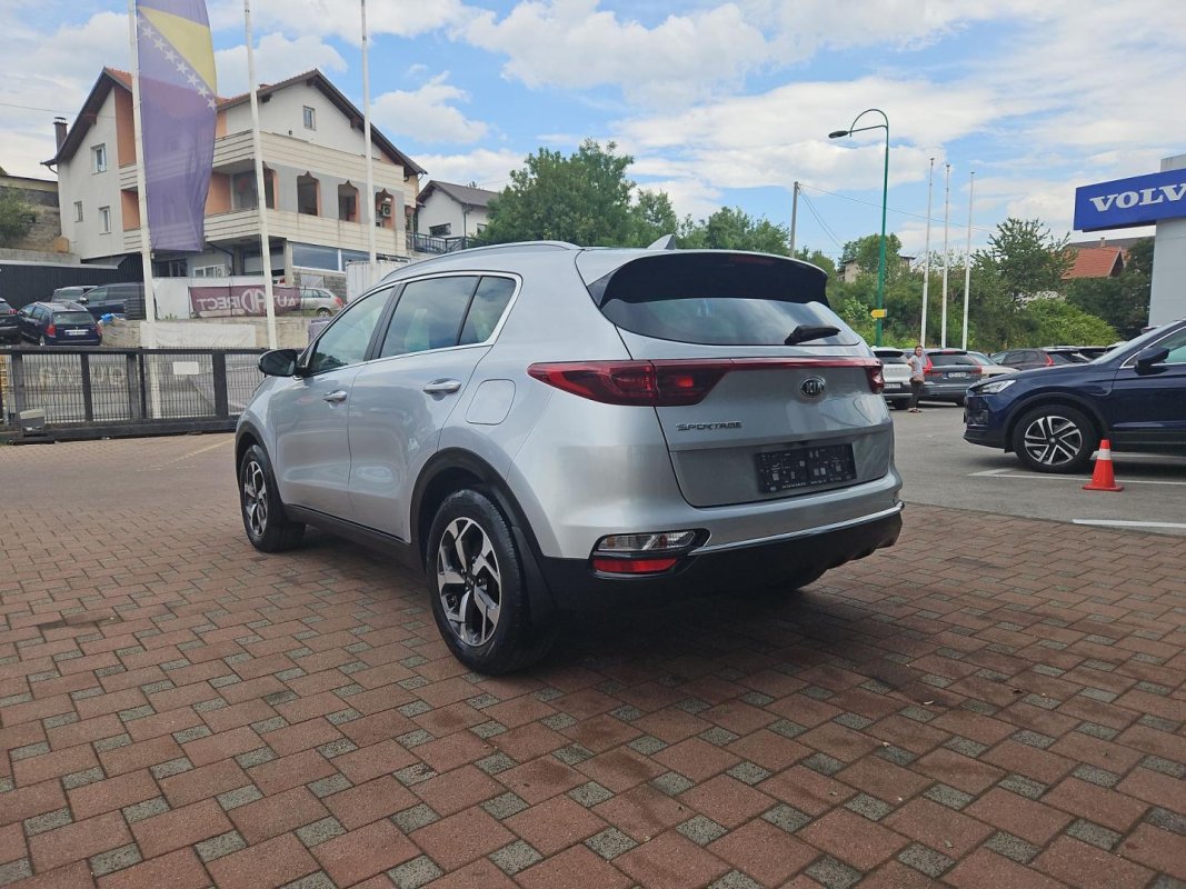 Automobil