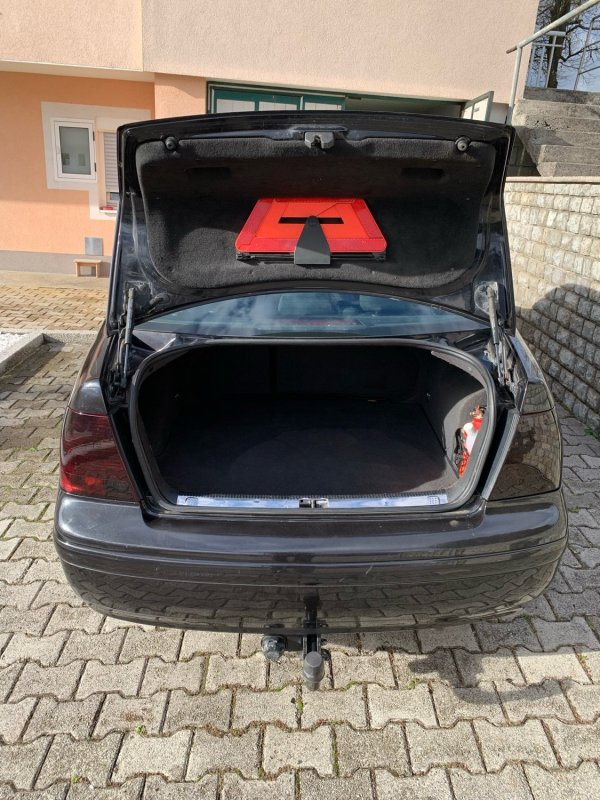 Automobil