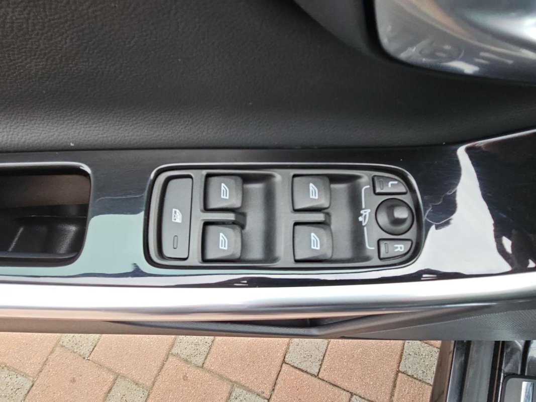 Automobil