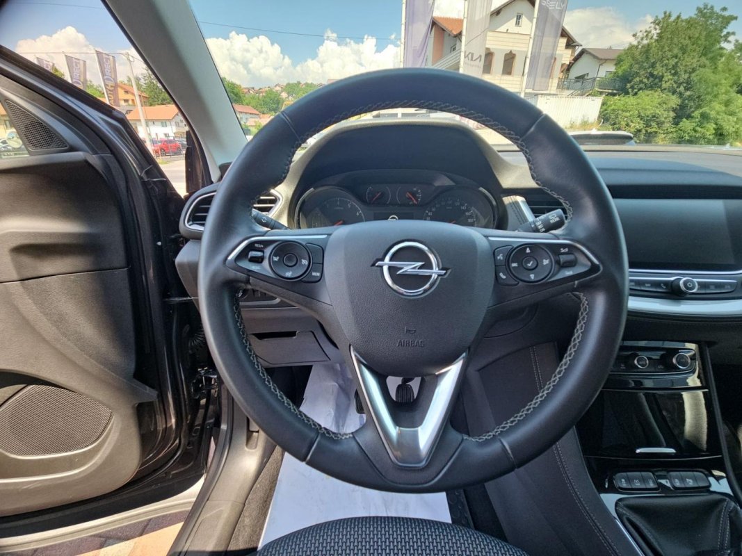 Automobil