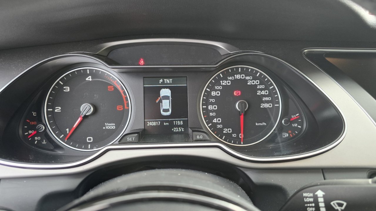 Automobil