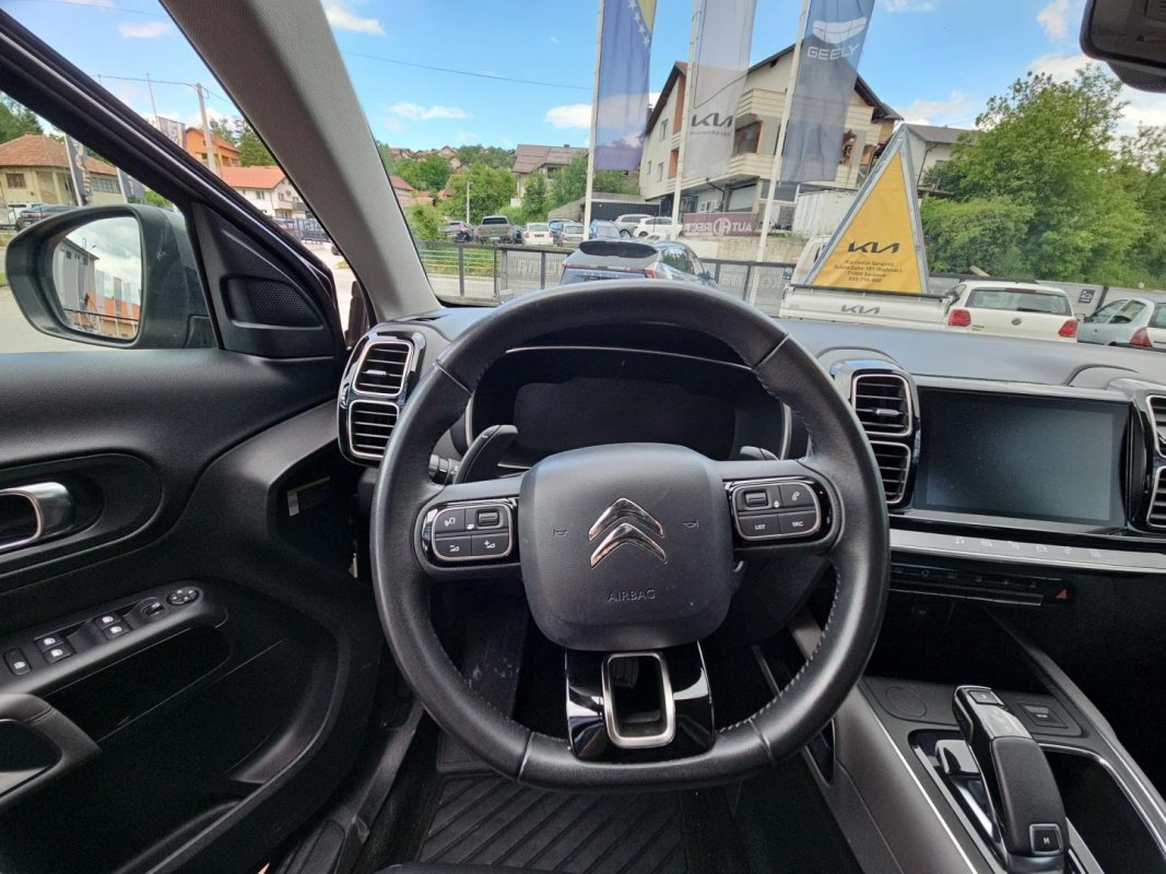 Automobil