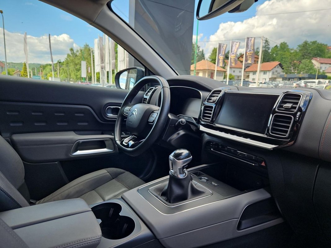 Automobil