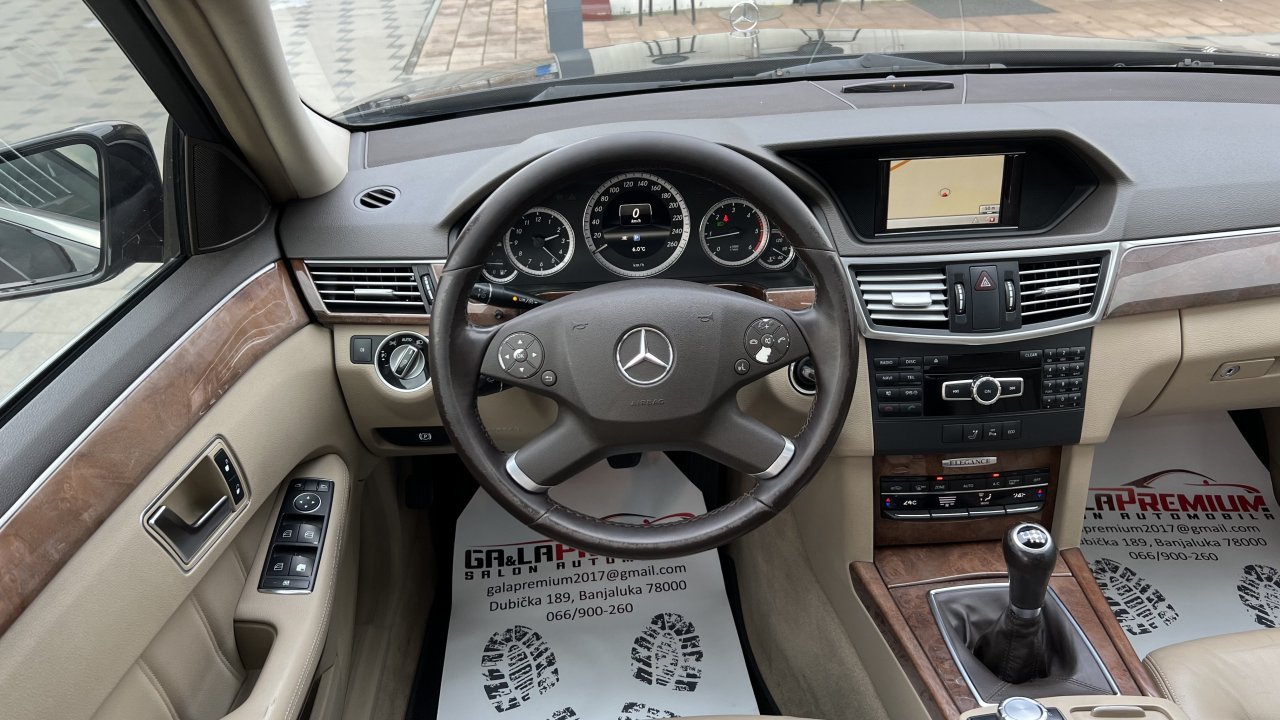Automobil