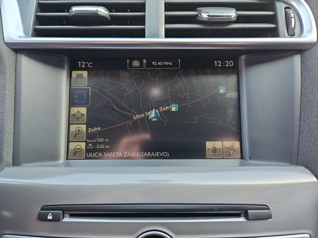 Automobil