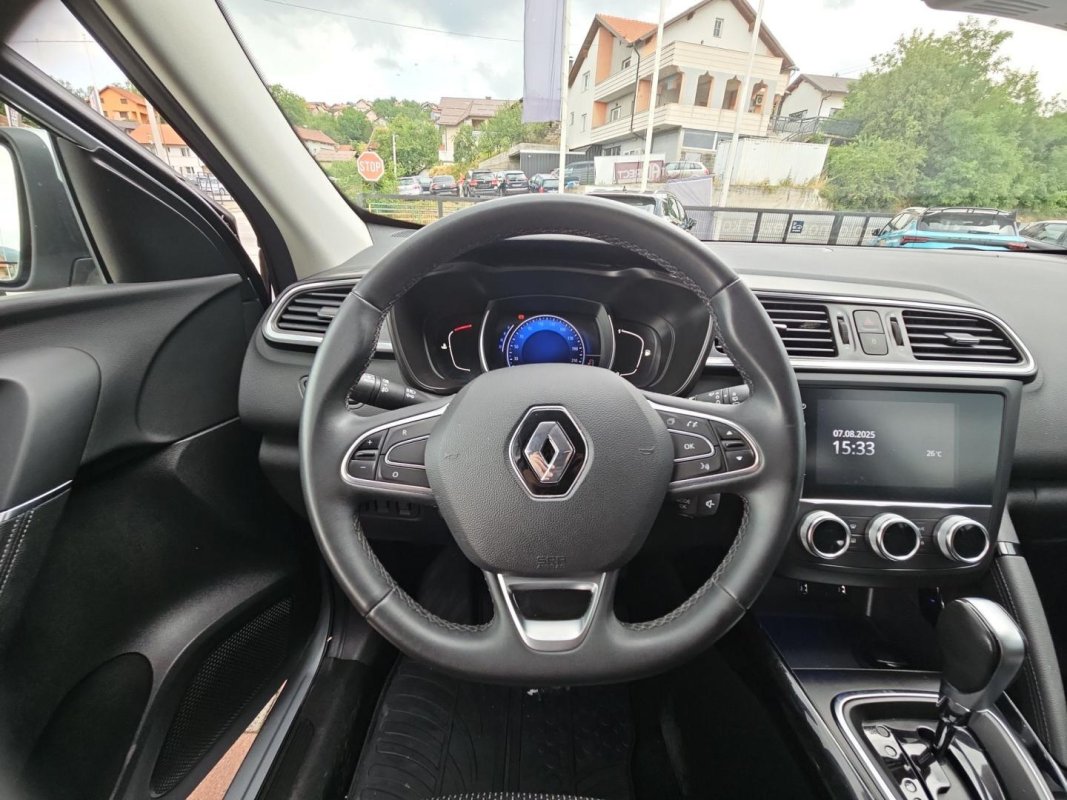Automobil