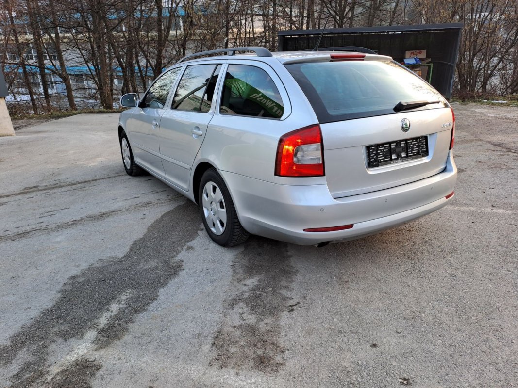 Automobil