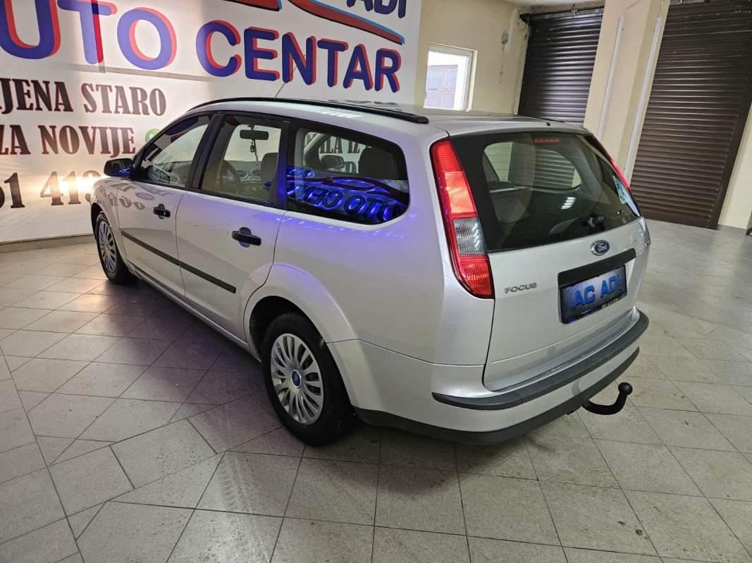 Automobil