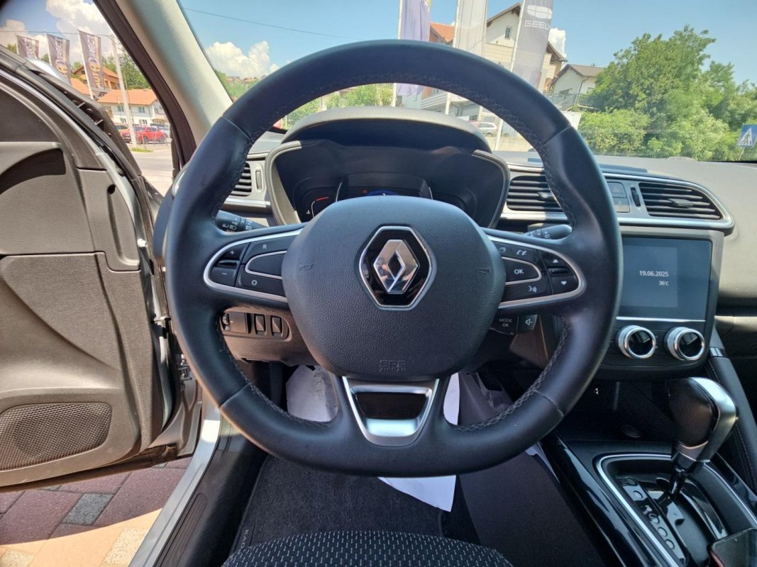 Automobil