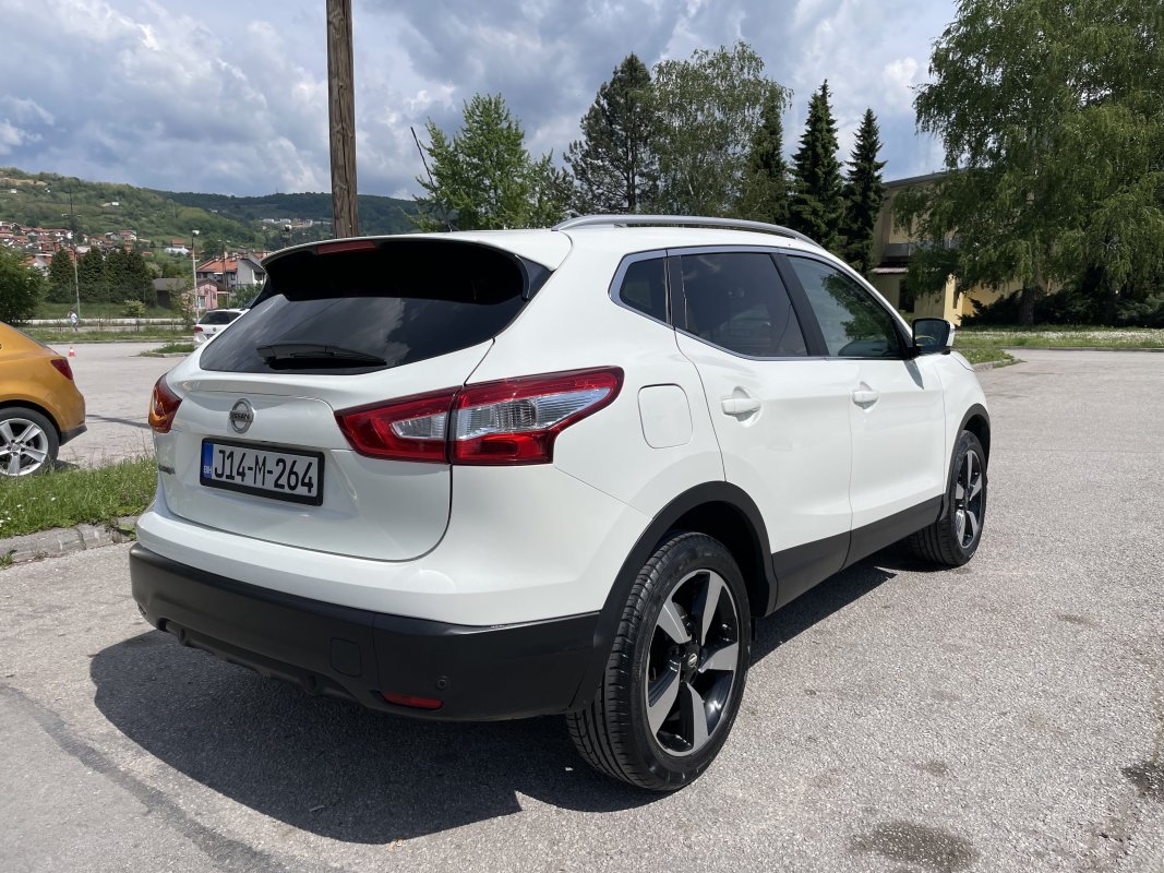 Automobil