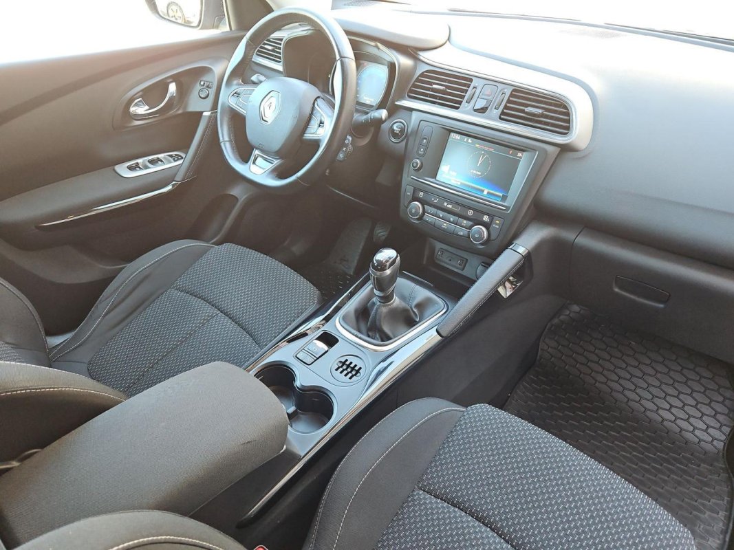 Automobil