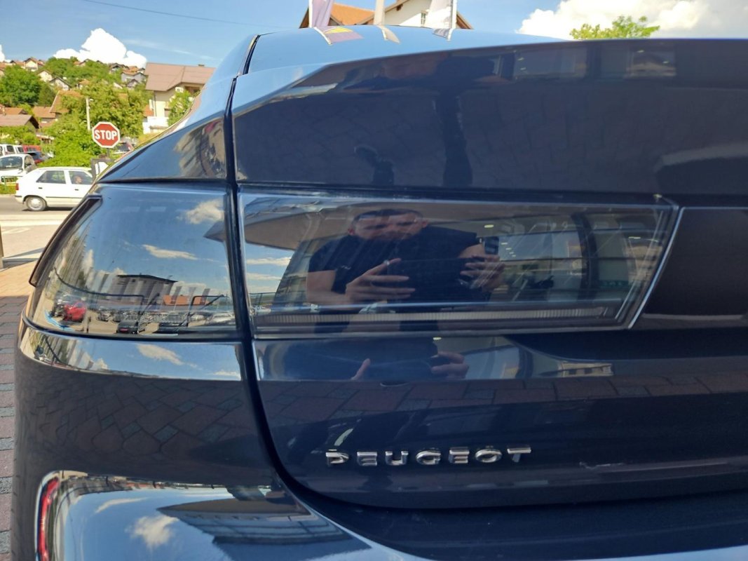Automobil