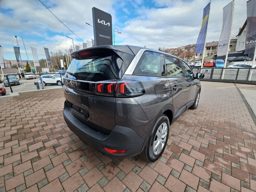 Automobil