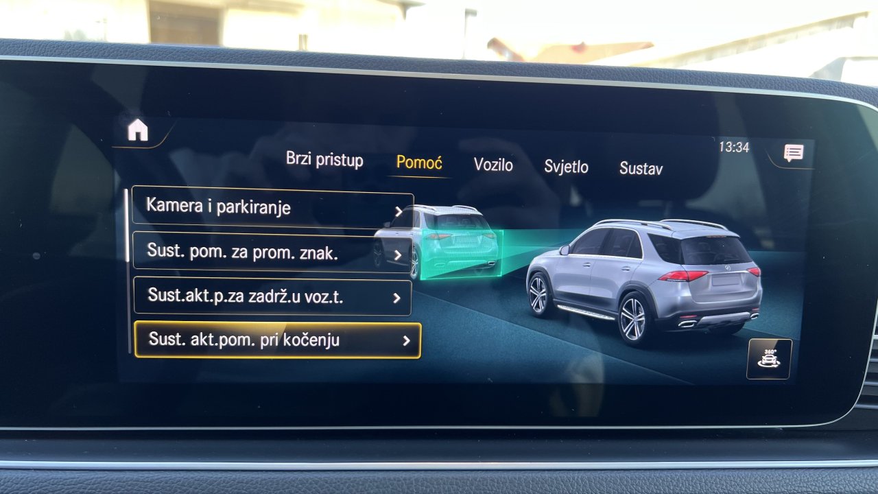 Automobil