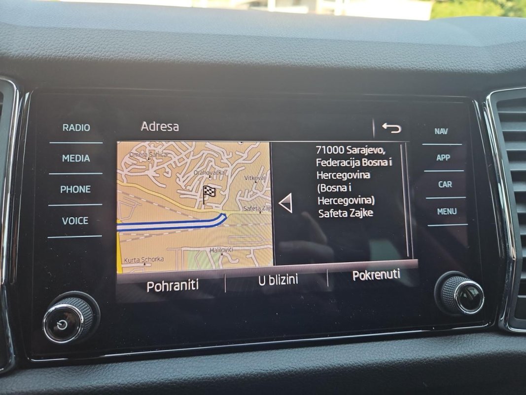 Automobil