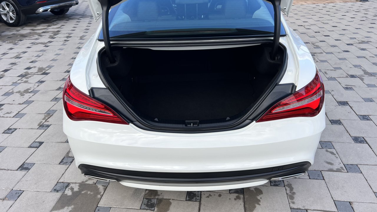 Automobil