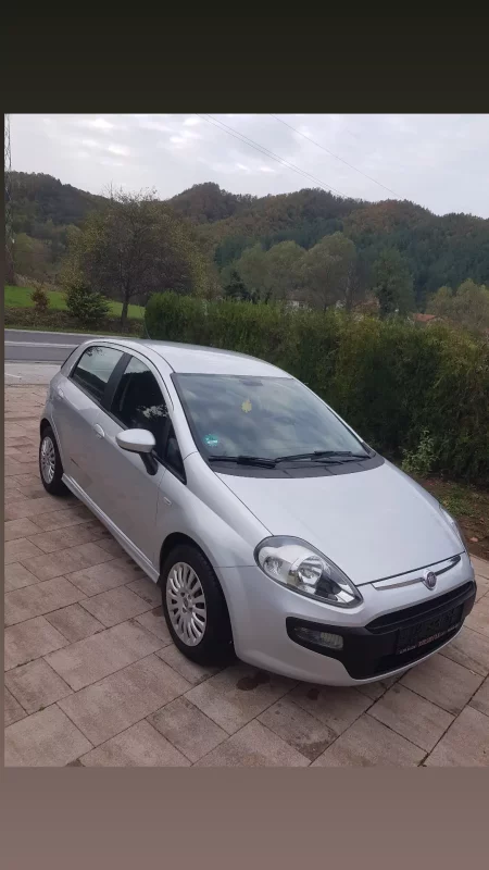 Automobil