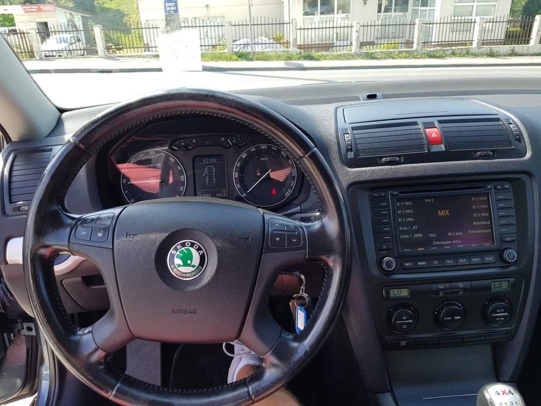 Automobil