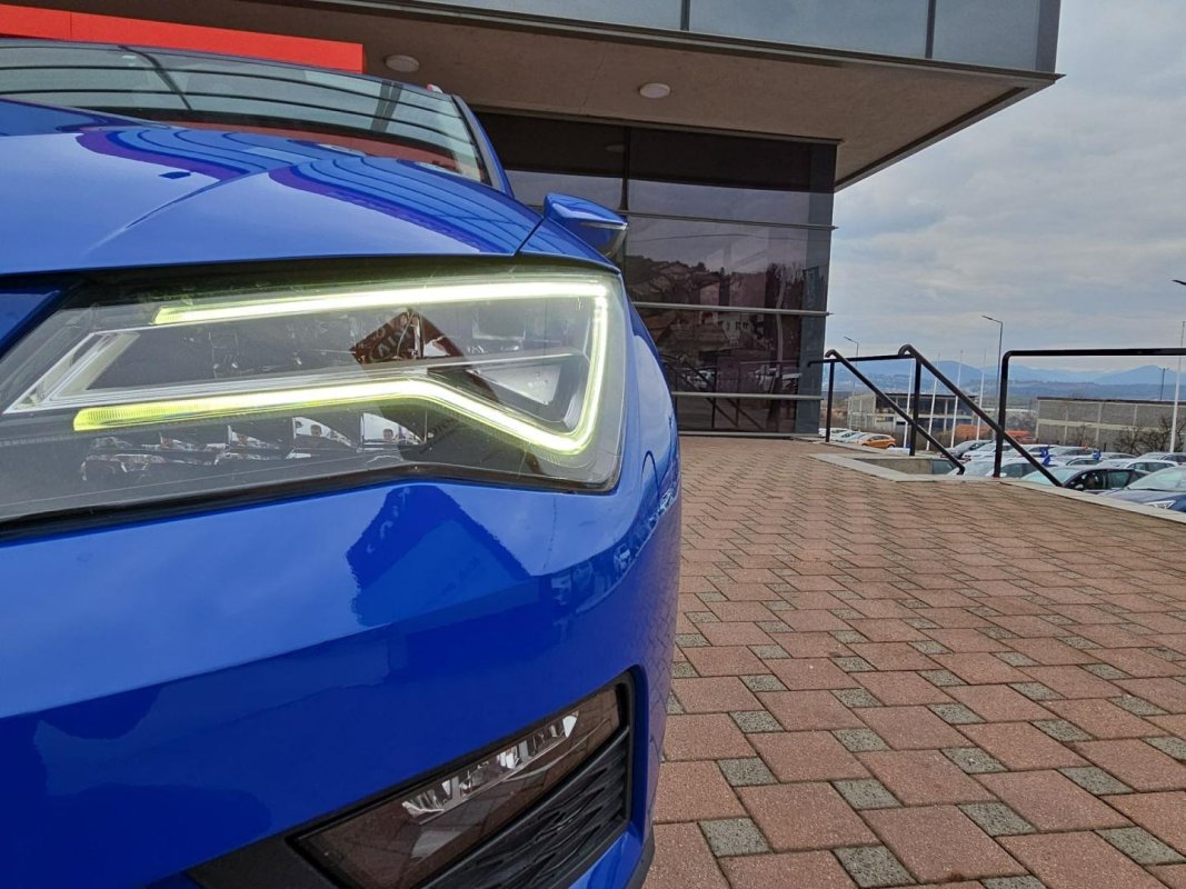 Automobil