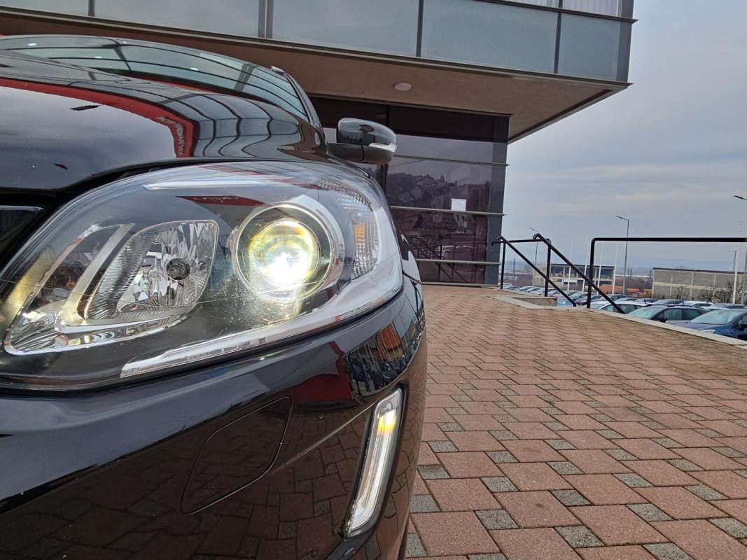 Automobil