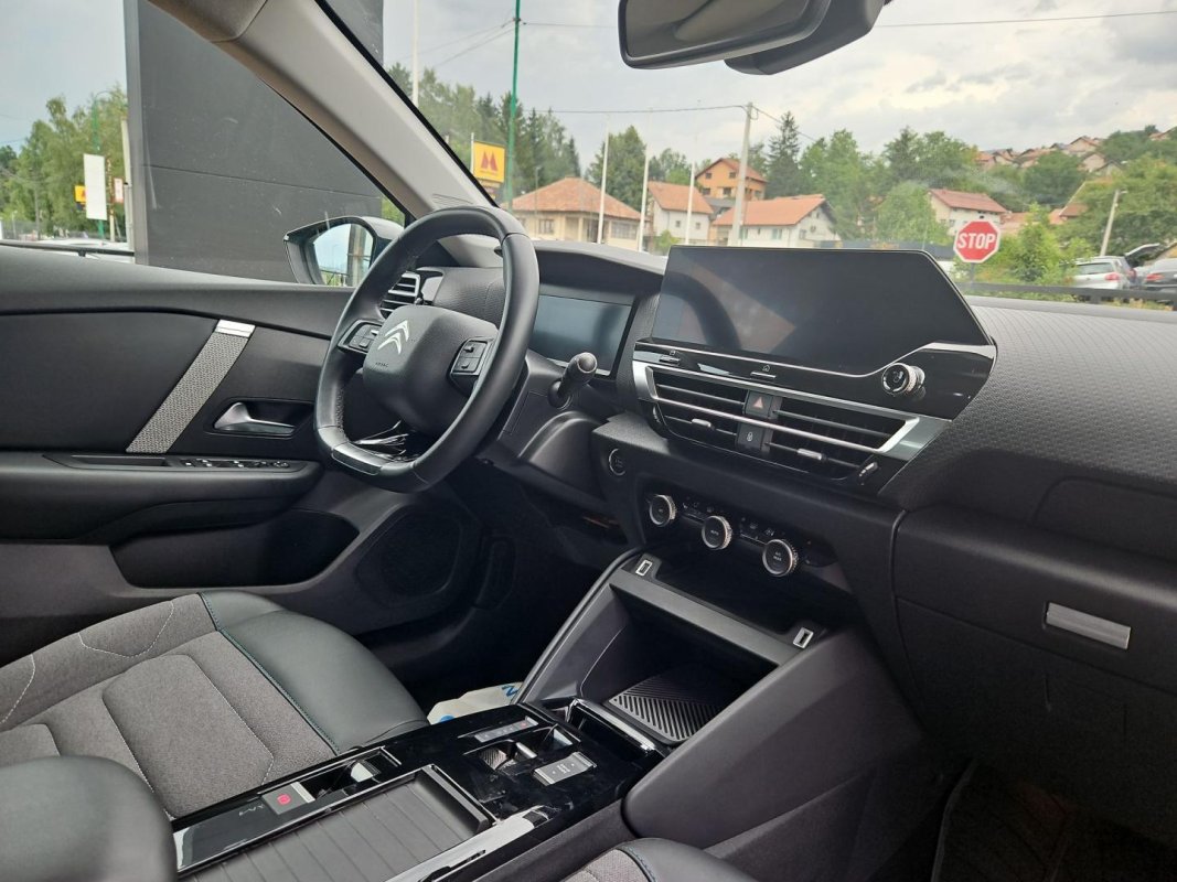 Automobil